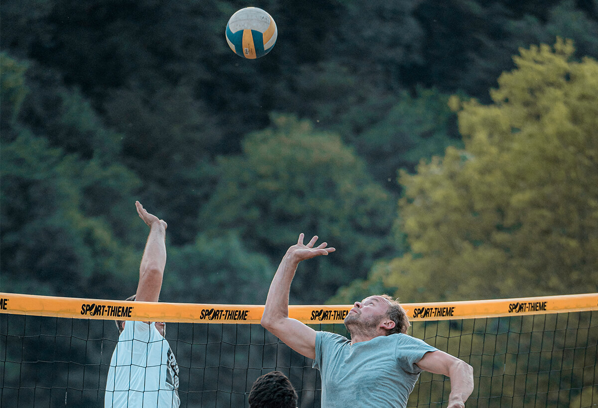 Mitarbeiter der Gronover Elektrotechnik spielen mit- und gegeneinander Volleyball