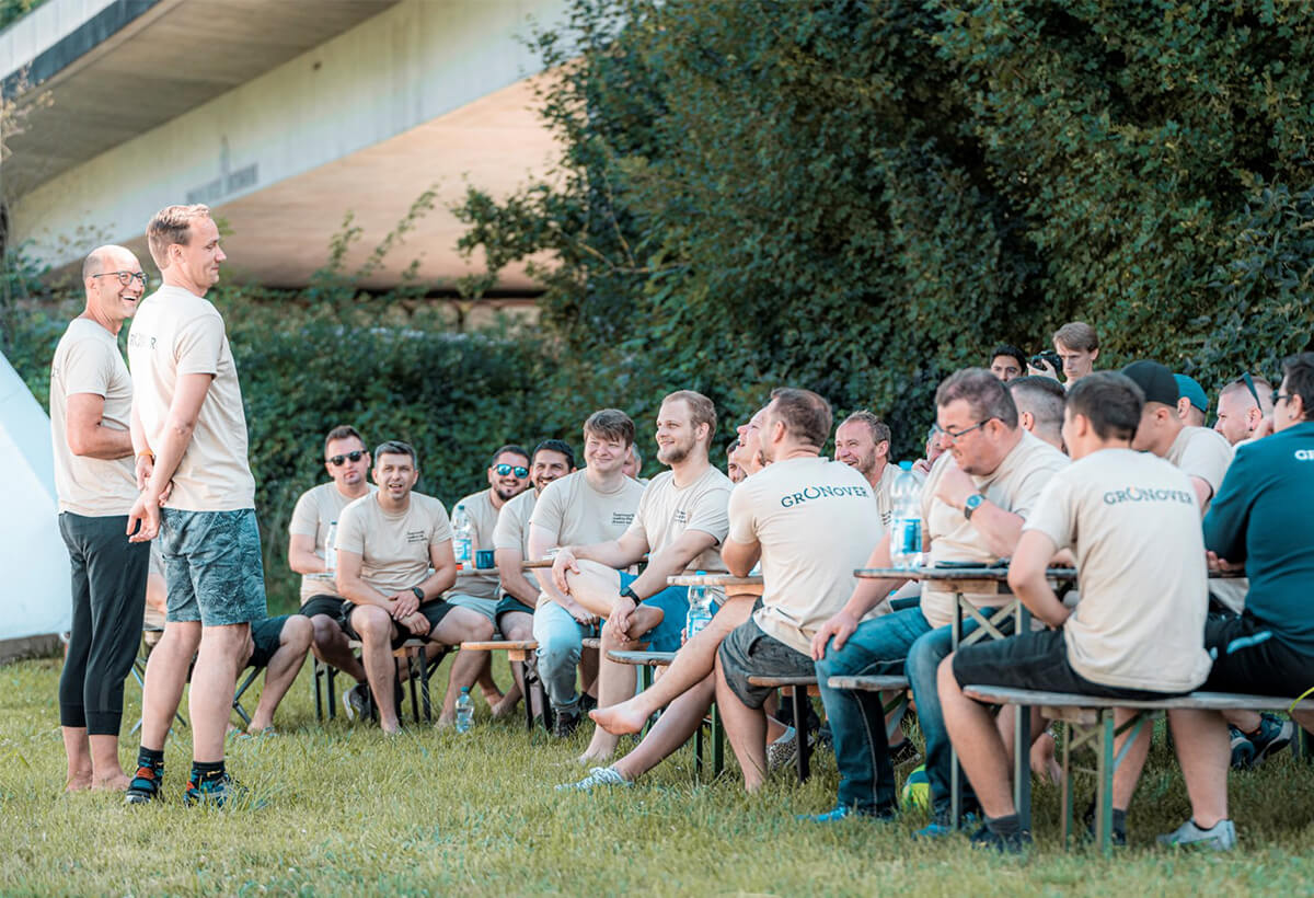 Johannes Gronover steht vor seinen Mitarbeitern und eröffnet das Sommercamp mit einer kleinen Rede