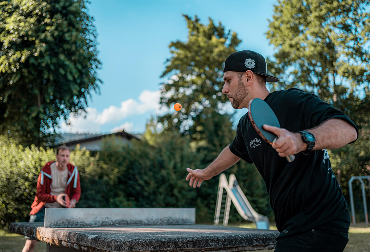 Kollegen der Gronover Elektrotechnik spielen Tischtennis