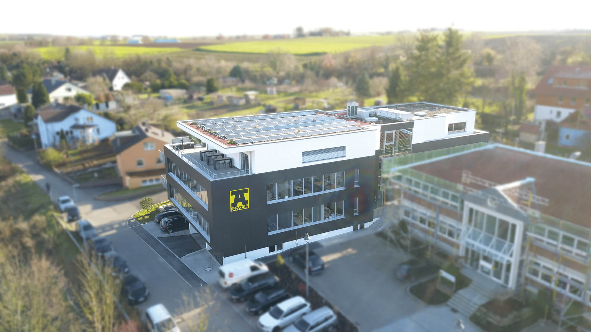 Sicht aus Vogelperspektive auf das Firmengebäude der Amos GmbH & Co.KG
