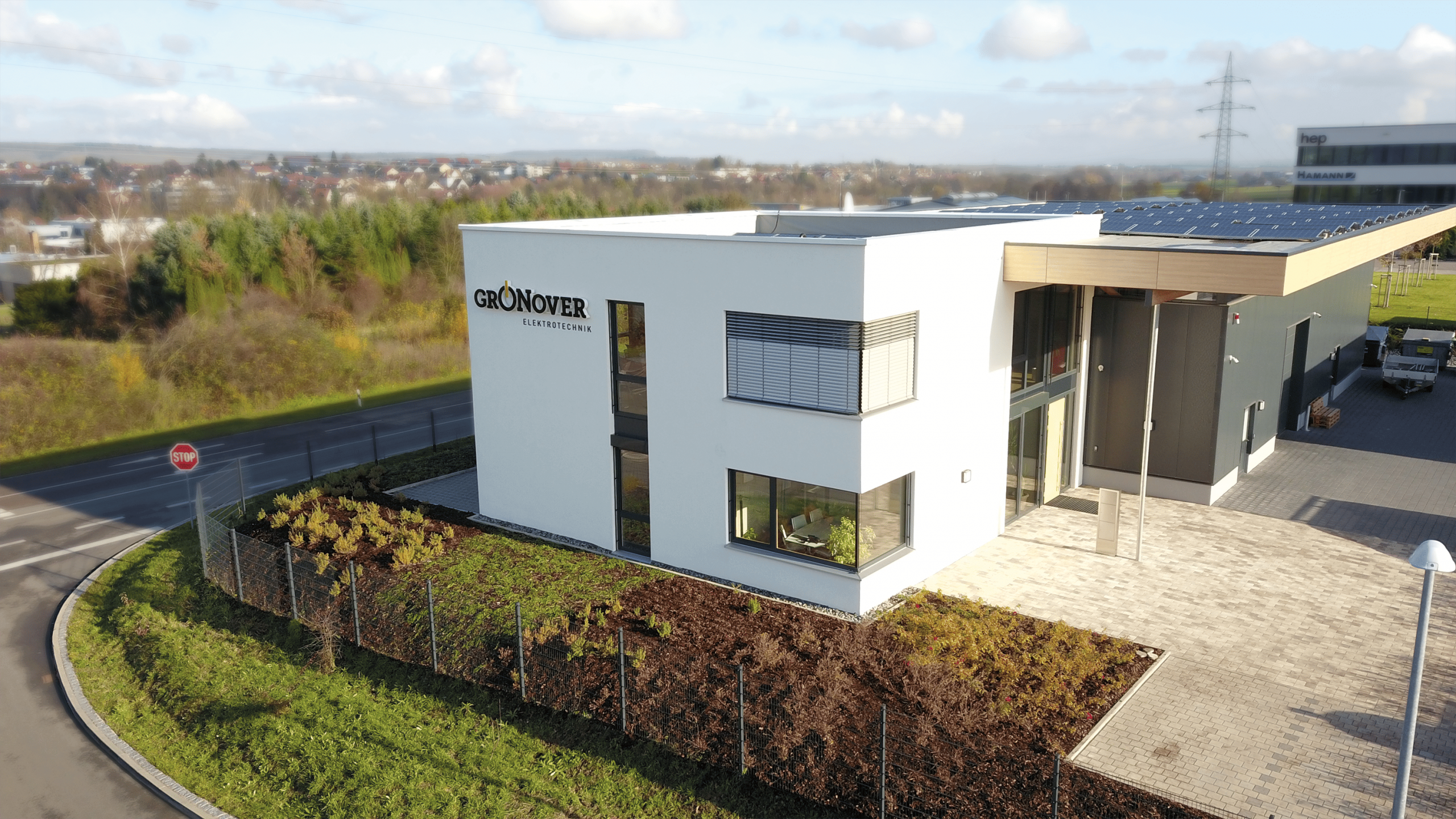 Aufnahme aus Vogelperspektive der neuen Gronover Elektrotechnik